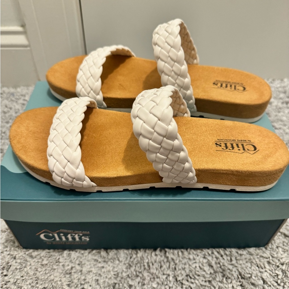 Cliffs by White Mountain Truly white sandal SZ 10